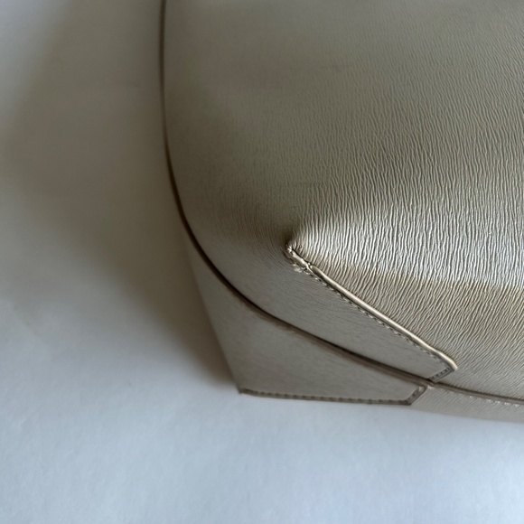 Neiman Marcus Beige Perle Leather Large Shoulder Bag - Picture 13 of 16